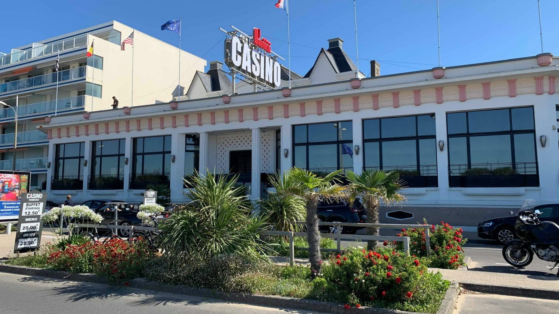 Façade du casino de Pornichet au bord de la plage des libraires